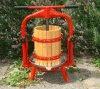 Fruktpress / �pplekvarn 11 liter, oplukkelig. M�l: Kurvediameter: 200 mm. H�jde: 690 mm.